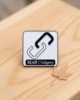 Badge Métallique Irrégulier Personnalisé en Alliage de Zinc de Haute Qualité MAC Calgary, Émaillé Doux Antique Électroplaqué pour Employés
