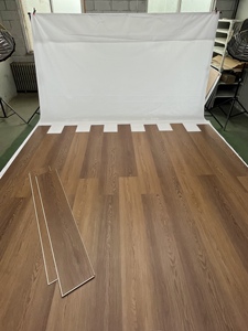 Suelo SPC Moderno con Acabado de Madera Oscura, Sistema de Clic, 8 mm, Resistente al Agua y a los Arañazos, de Alta Calidad para Uso Interior en Hogares y Comercios - Product Image 3