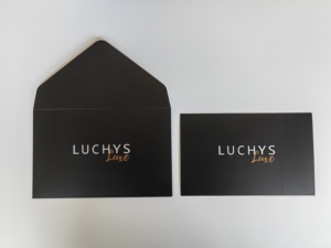 Sobre de Papel Negro con Logotipo Personalizado en Relieve para Empaque de Tarjetas - Product Image 5