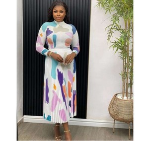 Set Due Pezzi da Donna di Alta Qualità Miyake: T-Shirt a Maniche <span class=keywords><strong>Lunghe</strong></span> con Pieghe Autunnali e Gonna Lunga Plissettata a Vita Alta - Product Image 2