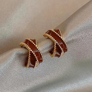 Pendientes geométricos dorados para mujer, joyería de aleación a la moda, pendientes chapados en oro con diseño de incrustaciones rojas - Product Image 3