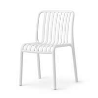 Chaise de salle à manger contemporaine en plastique blanc, chaise moulée en PP avec dossier à lattes côtelées pour la maison, la cuisine, la villa, la salle à manger, l'entrepôt, l'hôtel