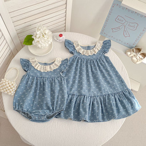 Robe d'été en jean de coton imprimée avec nœud papillon, nouveau style 2026 pour filles, barboteuse pour bébé, tenue assortie pour sœurs - Product Image 1