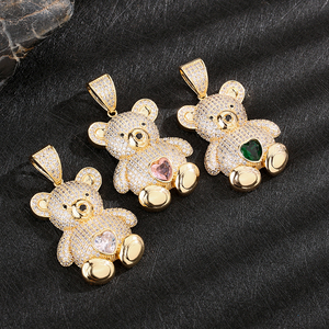 Venta al por mayor OEM ODM Hip Hop Colgantes y dijes de latón chapados en oro de 14k con circonita en forma de corazón y diseño de oso de peluche para unisex - Product Image 1