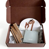 Boîte d'expédition rigide en carton kraft écologique personnalisée avec gaufrage et poignée pour l'expédition de produits cosmétiques et de soins de la peau