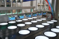 Machine de remplissage et d'emballage de liquides et de sauces à haute efficacité SKP-6