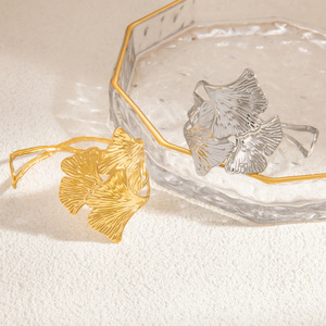 Pulsera de Hoja de Ginkgo para Mujer, Chapada en Oro de 18K, Acero de Titanio, Joyería de Regalo, Pulseras de Moda con Patrón de Planta SZ61121A - Product Image 4