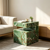 Table basse de luxe avant-gardiste minimaliste en onyx vert en forme de C pour mobilier de salon haut de gamme et hôtels de prestige