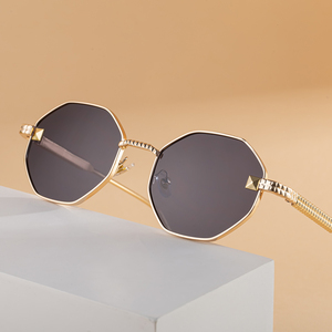 Gafas de sol unisex con logotipo personalizado UV400, gafas de sol doradas con montura de metal en forma poligonal a la moda para mujeres y hombres - Product Image 2