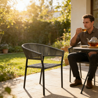 Chaise de salle à manger d'extérieur en acier noir moderne, légère et durable, avec un design écologique pour une utilisation en jardin