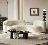 Canapé en tissu élégant et courbé avec rembourrage moelleux pour salon spacieux et appartement