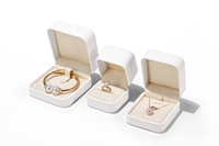 Boîte d'emballage de bijoux de luxe en cuir PU carré haut de gamme avec logo personnalisé pour collier, bracelet, boucles d'oreilles, bague