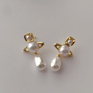 Pendientes de Moda Vivienne Desmontables con Perlas de Arroz Grandes y Pequeñas, Chapados en Oro de 10 mm, con Diseño del Planeta Saturno del Reino Unido, para Mujer - Product Image 3