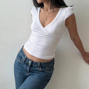 Z-2774 T-shirt court sexy pour femme à col en V profond croisé, manches courtes, blanc, en maille froncée, avec manches courtes à capuchon pour soirée d'été - Product Image 5