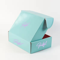 Boîte d'expédition en carton ondulé avec logo personnalisé, gaufrage et pelliculage mat, matériaux recyclés pour chaussettes et fourrures