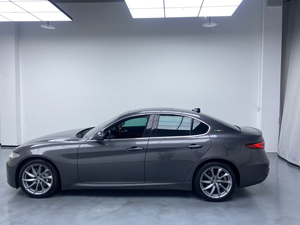 Guazi <span class=keywords><strong>Prix</strong></span> Bas <span class=keywords><strong>Alfa</strong></span> <span class=keywords><strong>Romeo</strong></span> <span class=keywords><strong>Giulia</strong></span> Essence 2.0 Automatique Conduite à Gauche Sièges en Cuir Caméra Arrière Voiture d'Occasion Propulsion Arrière 5 Places - Product Image 2