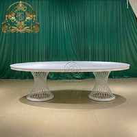 Ensemble table et chaises modernes en acier inoxydable et verre miroir pour mariages, événements hôteliers et repas