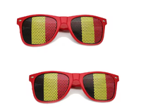 Ensemble d'accessoires du drapeau patriotique belge en polyester durable personnalisé, comprenant un drapeau noir, jaune et rouge, une écharpe et une guirlande, idéal pour un cadeau.