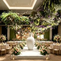 Lustre floral bohème suspendu avec lanternes en osier et guirlandes de marguerites artificielles pour la décoration d'événements de mariage