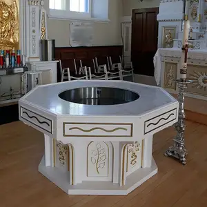 예수 십자가 조각과 고급 돌 조각 흰색 대리석 제단 테이블을 사용하는 가톨릭 종교 교회