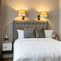 Ensemble moderne de cadre de lit, tête de lit et table de chevet en contreplaqué blanc, écologique et durable, pour mobilier de chambre de villa, appartement, hôtel