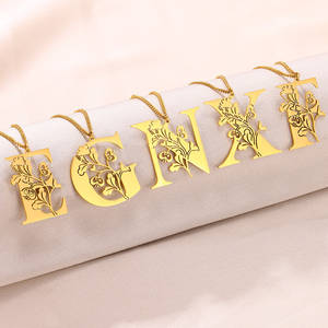 Collier de nom en acier inoxydable plaqué or de style classique pour les noms d'hommes/de femmes pour les mariages et les fêtes - Product Image 3