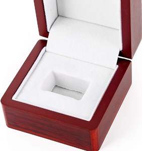 Exhibición <span class=keywords><strong>de</strong></span> <span class=keywords><strong>madera</strong></span> <span class=keywords><strong>de</strong></span> Un solo anillo <span class=keywords><strong>de</strong></span> <span class=keywords><strong>madera</strong></span> para anillos <span class=keywords><strong>de</strong></span> boda Grabado <span class=keywords><strong>Mr</strong></span>. & <span class=keywords><strong>Mrs</strong></span>. Lettering Ring Bearer Box para Display Personal - Product Image 6