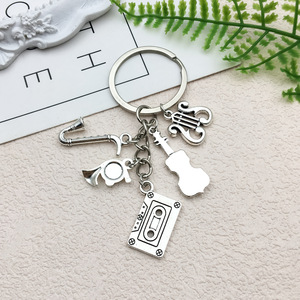 Llavero de Metal Creativo con Diseño de Instrumentos Musicales: Mini Saxofón, Casete, Violín. Colgante para Bolso, Joyería DIY, Regalos para Hombre, Llavero para Coche. - Product Image 5