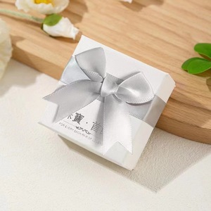 Caja de Regalo de Joyería de Papel Rígido Blanco con Cinta de Raso Plateada y Logotipo Personalizado, Cajas de Embalaje de Papel para Collares, Anillos y Pendientes - Product Image 2