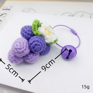 Porte-clés en fil à tricoter 3D doux fait à la main avec un motif de raisin - Cadeau tendance pour les fêtes et les occasions - Product Image 3