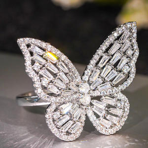 A134 Anello con diamante a forma di farfalla in oro bianco con taglio baguette colore naturale G per gioielli da sposa da donna - Product Image 1