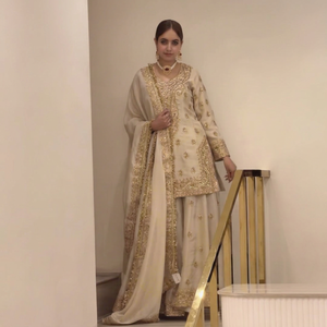 Ensemble indien pakistanais en tissu crème brodé, style Anarkali, avec collier ras-de-cou en perles et boucles d'oreilles, pour mariage et fêtes - Product Image 1