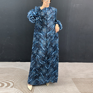 ชุดเดรสยาวทรงหลวมไซส์ใหญ่สำหรับผู้หญิง แบรนด์ Miyake ลายจีบดอกไม้ แขนยาว รุ่นใหม่ประจำฤดูใบไม้ร่วงปี 2026 สำหรับส่งออกต่างประเทศ - Product Image 1