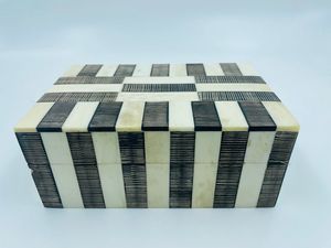 Boîte de rangement de bijoux en bois personnalisable avec compartiment pour cosmétiques et colliers Boîte à bijoux durable faite à la main artisanale - Product Image 2