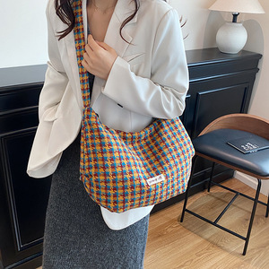 Nuevo Bolso Tipo Dumpling de Lana Sólida, Portátil, Ligero, de Gran Capacidad, Bolso Tote Cruzado con Cadenas, Cierre Abierto, Estilo Vintage para Mujer - Product Image 3
