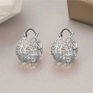Orecchini Pendenti Francesi di Alta Gamma con Fibbia Dorata, Design Personalizzato in Metallo Traforato a Forma di Culla, Albero della Vita e Cesto di Fiori - Product Image 4