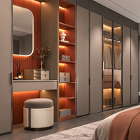 Armoire murale complète de luxe italienne sur mesure avec coiffeuse intégrée, placard de chambre à coucher, porte en panneau de particules et éclairage d'ambiance LED