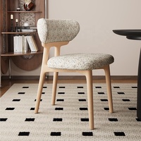 Chaise de salle à manger scandinave haut de gamme, revêtement en similicuir, structure en bois massif, design durable et écologique, mobilier de maison, atelier