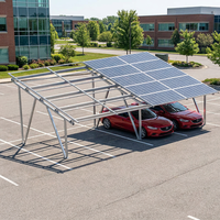 Structure de carport solaire symétrique à double pente, conception équilibrée, supports adaptés aux dimensions des projets de stationnement