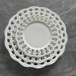 <span class=keywords><strong>Assiettes</strong></span> de présentation en céramique et <span class=keywords><strong>porcelaine</strong></span> blanches de style américain, à bordure ajourée, pour la location de vaisselle de mariage - Product Image 5