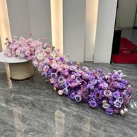 Décoration de table haut de gamme rouge avec rangée de fleurs artificielles en soie pour toile de fond de mariage et décorations photographiques