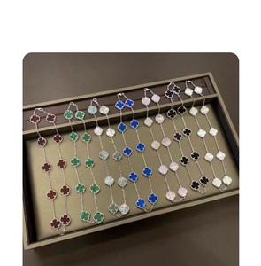 Collier pour femme en acier inoxydable de haute qualité, trèfle à quatre feuilles, plaqué or 18 carats - Boîte cadeau d'anniversaire, vente en gros d'usine. - Product Image 1