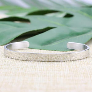 थोक कस्टम गहने उच्च गुणवत्ता वाले स्टेनलेस स्टील वह महिलाओं के लिए अकेले कुफ कंगन से नहीं लड़ता - Product Image 5