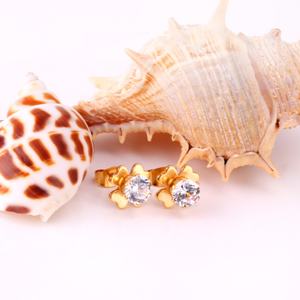 Boucles d'oreilles clous en acier inoxydable plaqué or 18 carats avec zircon en forme de fleur, vente en gros de bijoux tendance - Product Image 4