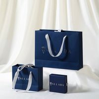 Sac en papier mat bleu marine pour bijoux avec poignée en ruban gris clair, logo personnalisé en feuille d'argent, sac fourre-tout de luxe pour emballage de bijoux