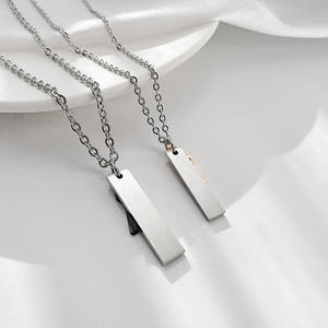 Valentinsgeschenke Edelstahl-Schmuck für Paare: Gravierter Herz-Barren-Anhänger mit Schloss und Schlüssel für Liebende – Halskette - Product Image 4