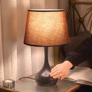 Lámpara de Noche Moderna de Estilo Americano con Sensor, Cálida y Acogedora para Dormitorio, con Control de Brillo Ajustable y Función de Atenuación - Product Image 1