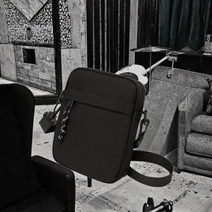 Bolsa transversal unisex de cuero azul con grabado manual, correa ajustable, forro interior de lona y bolsillo interior para celular. - Product Image 3