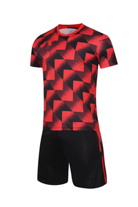 Tenue de football en gros 100% polyester, uniforme de football pour hommes, nouveau design 2025, ensemble d'uniformes de football personnalisés en maille à séchage rapide - Product Image 3