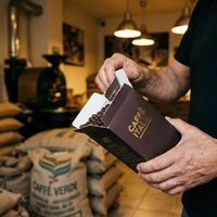 Boîte à grains de café en carton blanc de qualité alimentaire, imprimée en couleur CMYK personnalisée, avec bande de déchirement facile, emballage de vente au détail, OEM, vente en gros